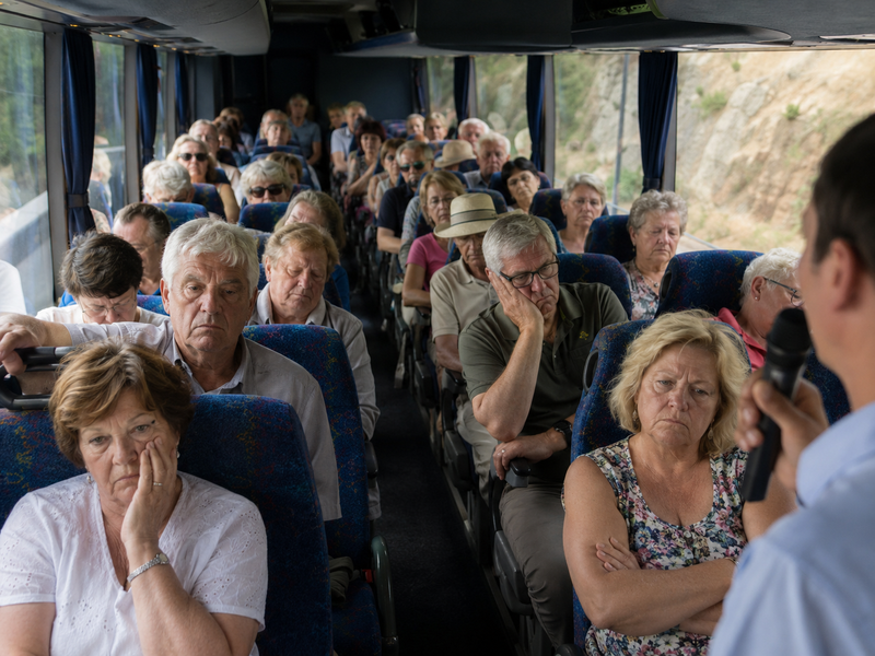 Gruppenreise im Reisebus mit vielen Teilnehmern
