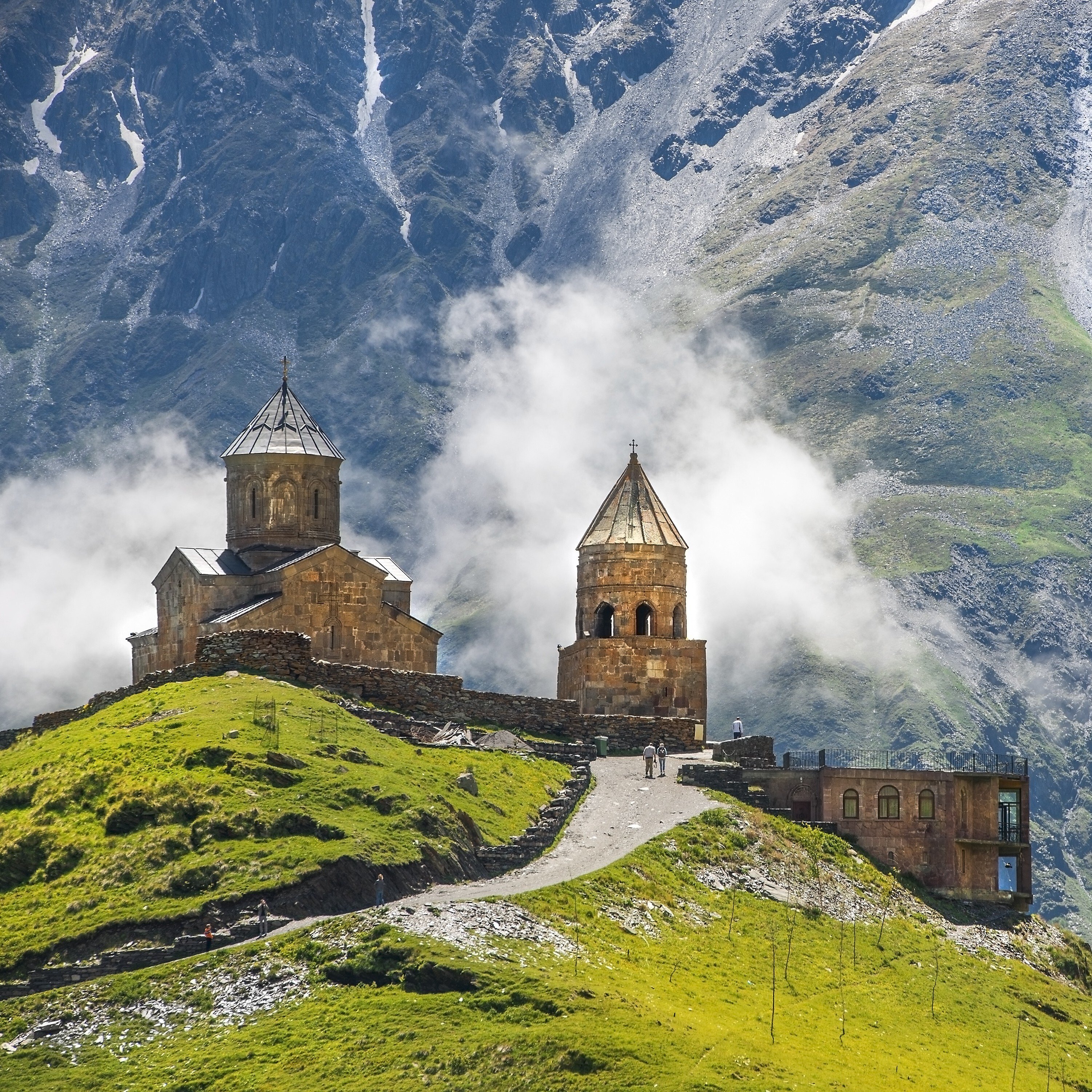 georgien_ Gergeti Dreieinigkeitskirche_iStock-827099710_trip 367
