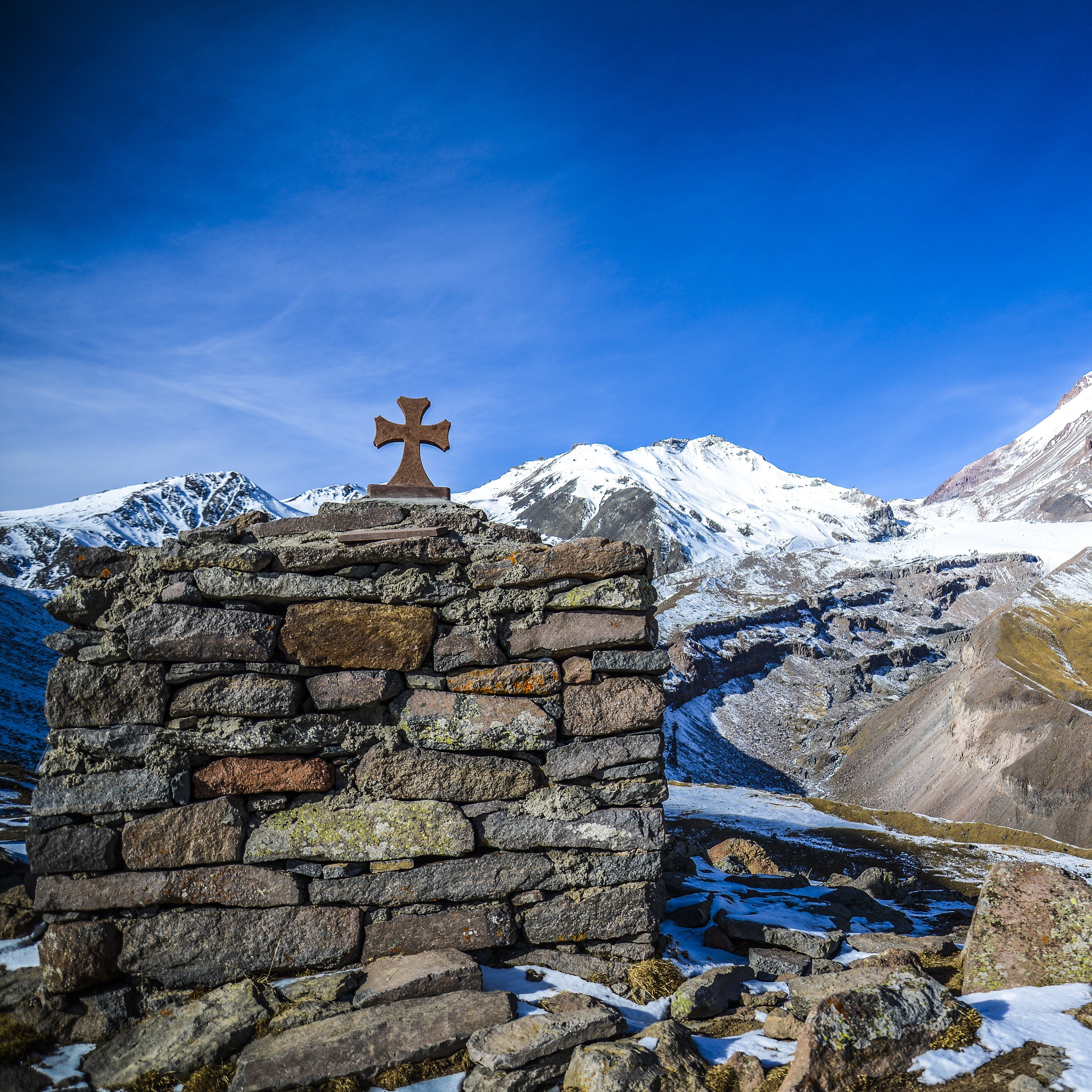 georgien_kazbegi_berg kazbek_iStock-1306658616_trip 545